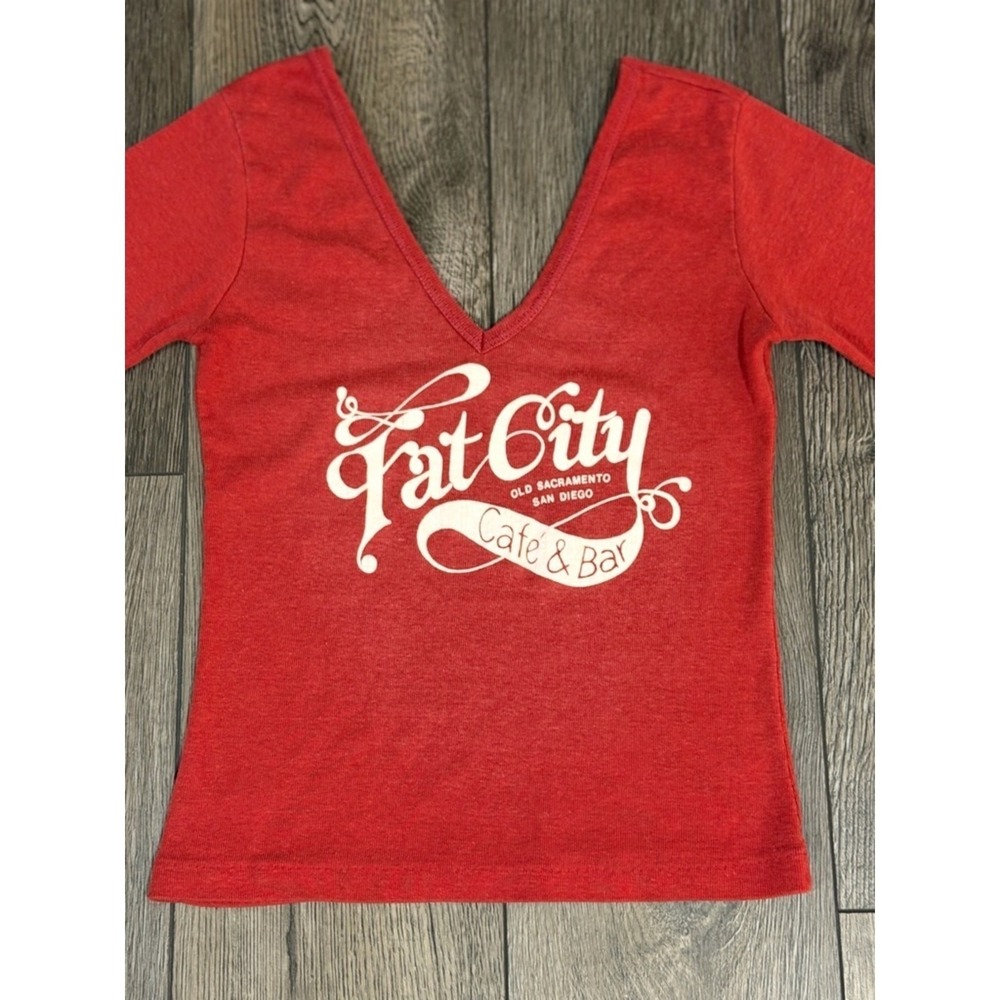 Cheese Cake Fat City Cafe & Bar Graphic V-Neck Top Red L Vintage Festival Boho - Picture 6 of 13